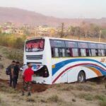 विद्यार्थ्याच्या बस ला अपघात,एकाचा मृत्यू,४५ विद्यार्थी बचावले.